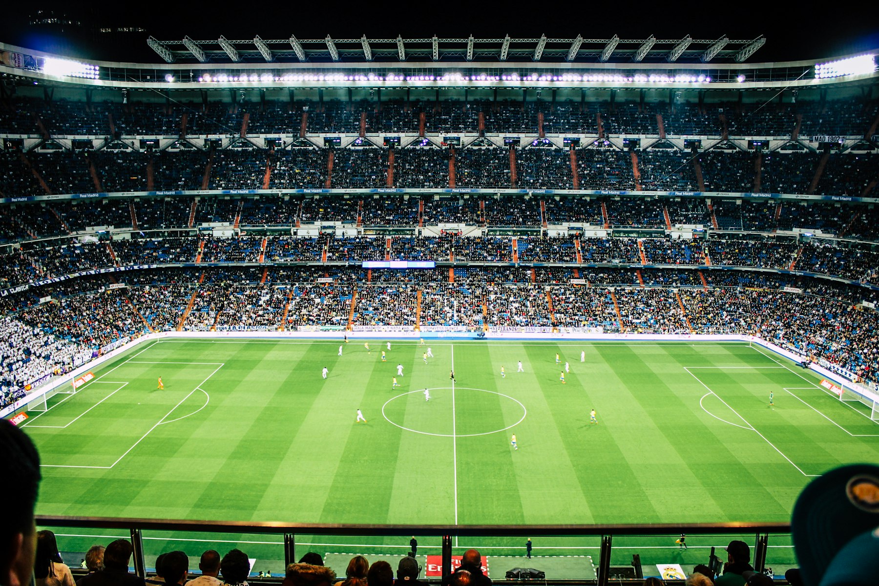 Uno stadio di calcio illuminato di sera